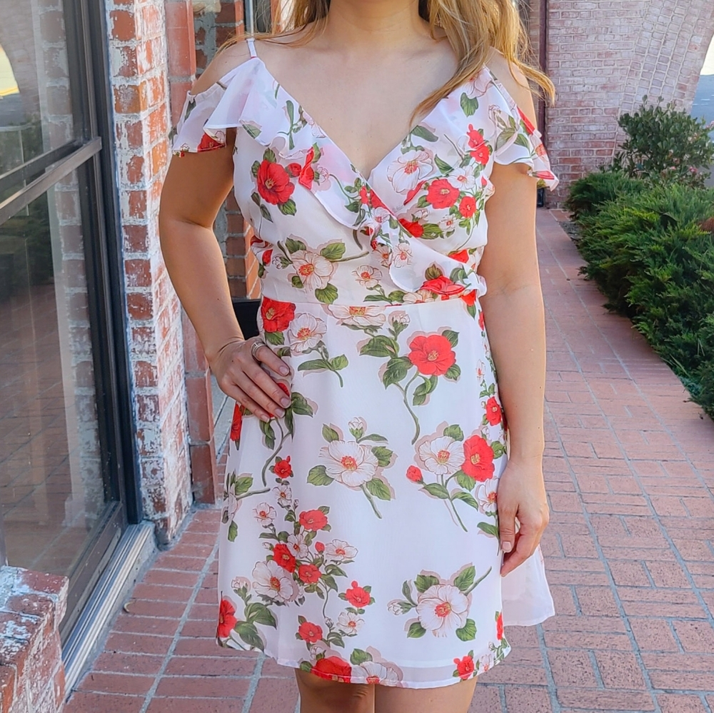 Gorgeous off the shoulder floral dress😍😍
